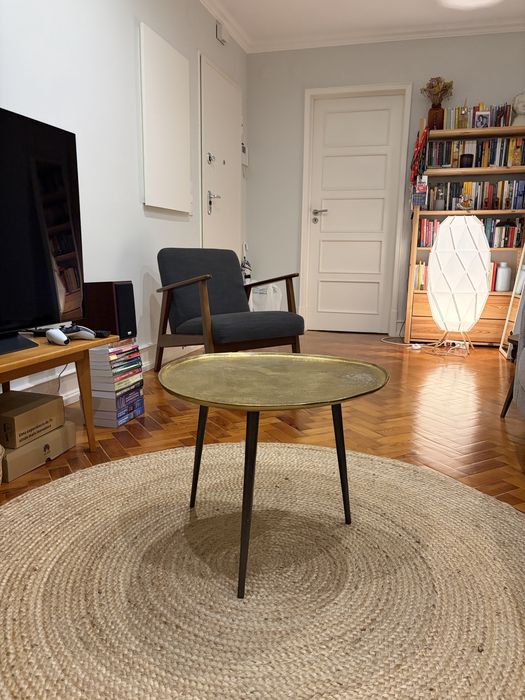Mesa de centro oval em metal dourado e preto
