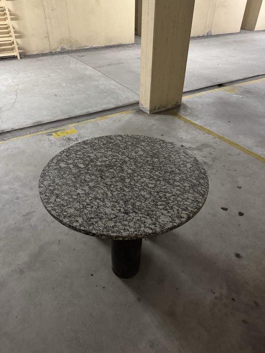 Mesa com tampo em granito