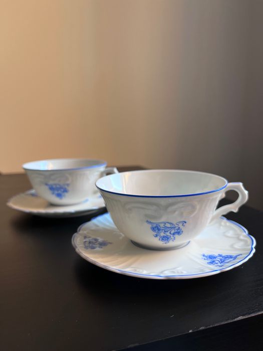 2 antigas Vista Alegre chávenas de chá com pires