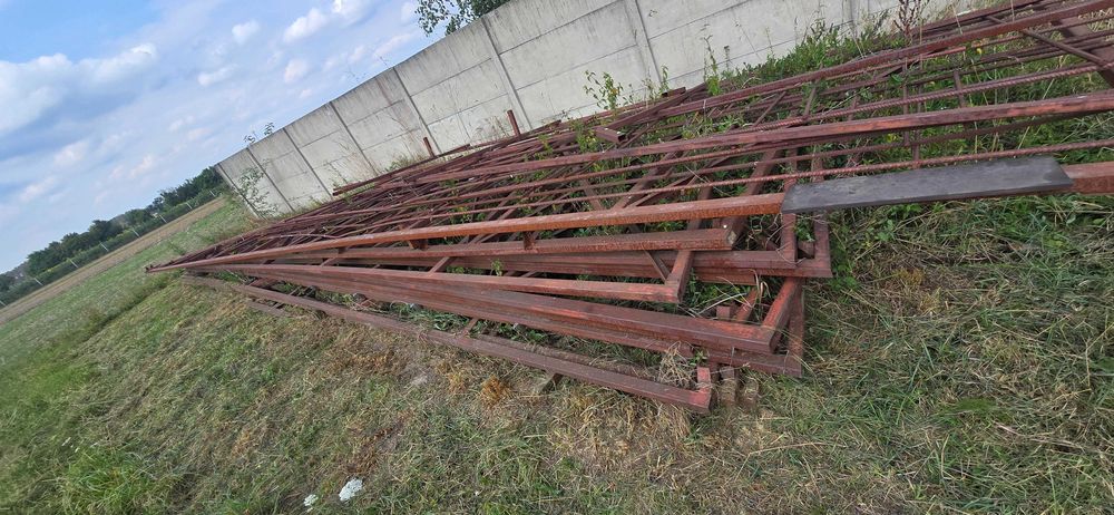 Stalowe elementy konstrukcji dachu hali