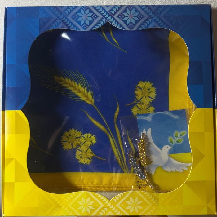 Патріотичний жовто-блакитний набір:хустка брошка подарункова упаковка