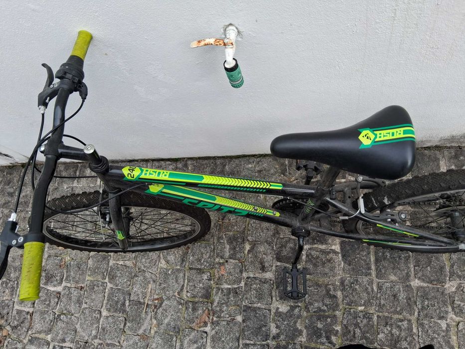 vendo bicicleta juvenil (dos 8 aos 12 anos) preta, verde e amarela