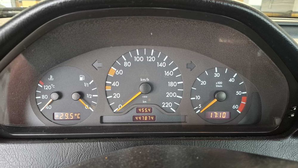 Vendo Mercedes C220d 1996 448000km.    Muito estimado..