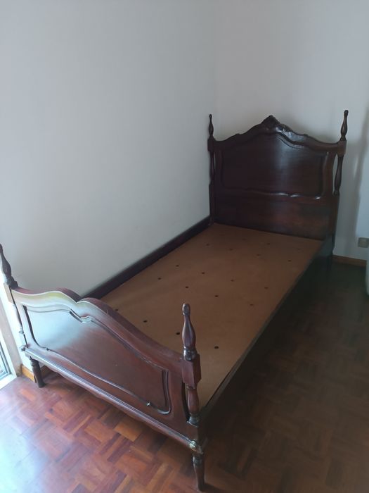 Cama antiga com marcas uso