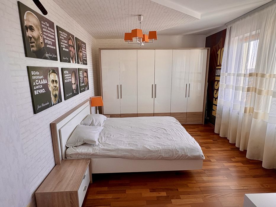 Продам 2-во поверхову квартиру в центрі міста