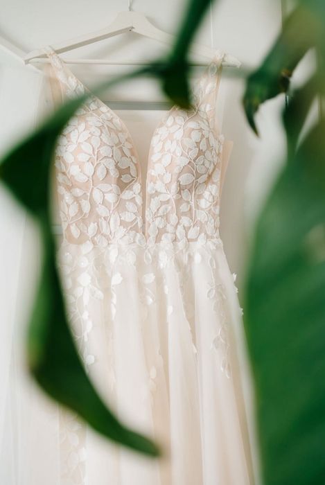 Suknia ślubna z odkrytymi plecami