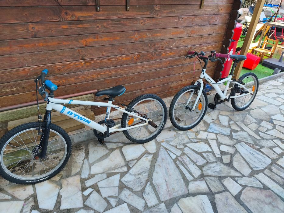 Duas bicicletas azul e rosa