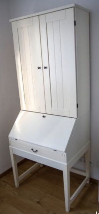 secretária com alçado HEMNES da IKEA em branco, que inclui uma bancada rebatível