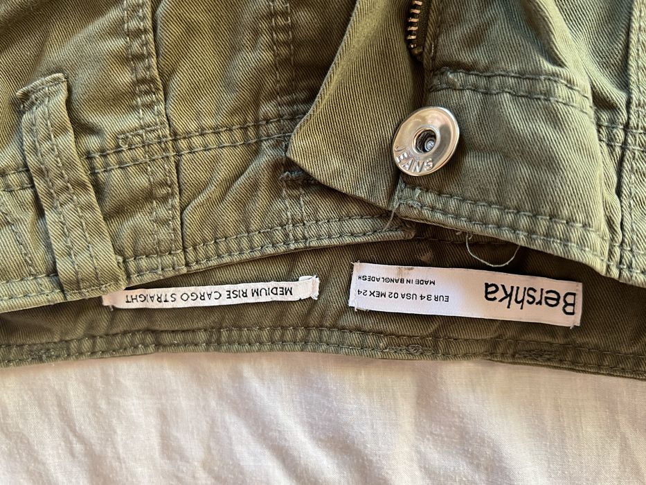 Штани хакі Bershka Medium rise cargo straight XS