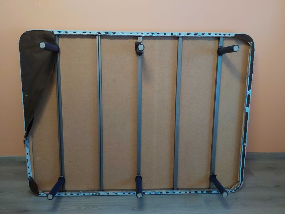 Cama / estrado estofado (140 × 190 cm)