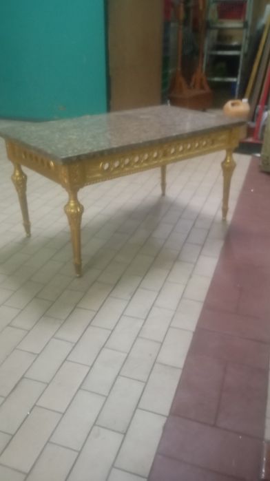 Mesa de centro, com tampo em mármore e estrutura em madeira maciça dourada