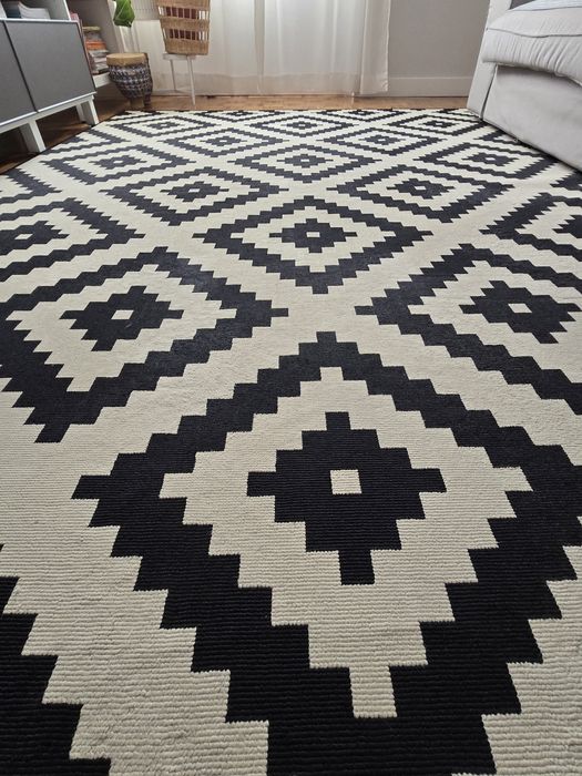 Tapete LAPPLJUNG RUTA da IKEA com padrão geométrico 200x300