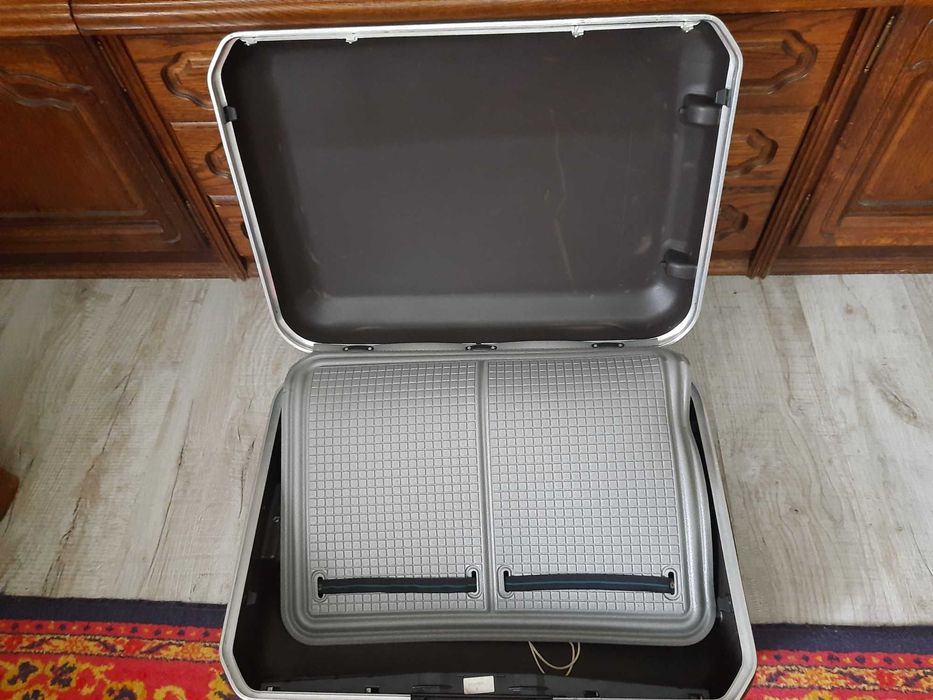 Чемодан Samsonite superior на колесах.