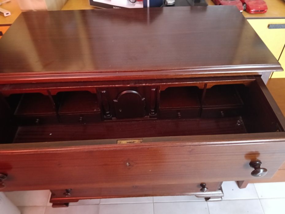 Cómoda em Mogno em bom estado