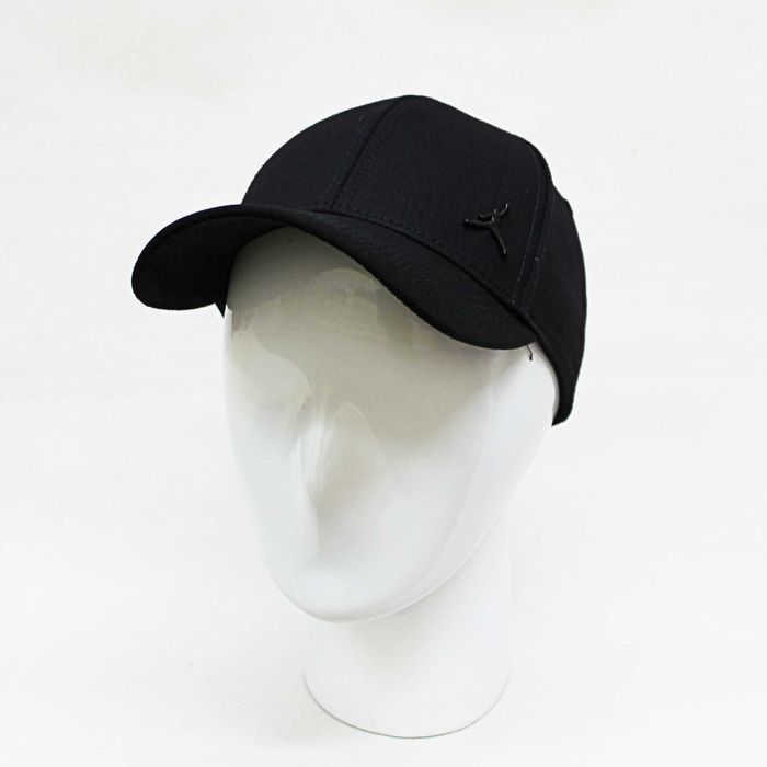 Кепка jordan чорного кольору з маленьким металевим значком з боку