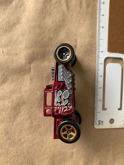 Carrinho Hot Wheels ( port. incluídos)
