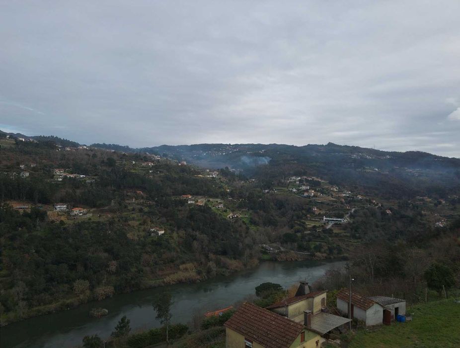 Terreno com Casa e Quinta para Venda em Cinfães – com vista para o rio