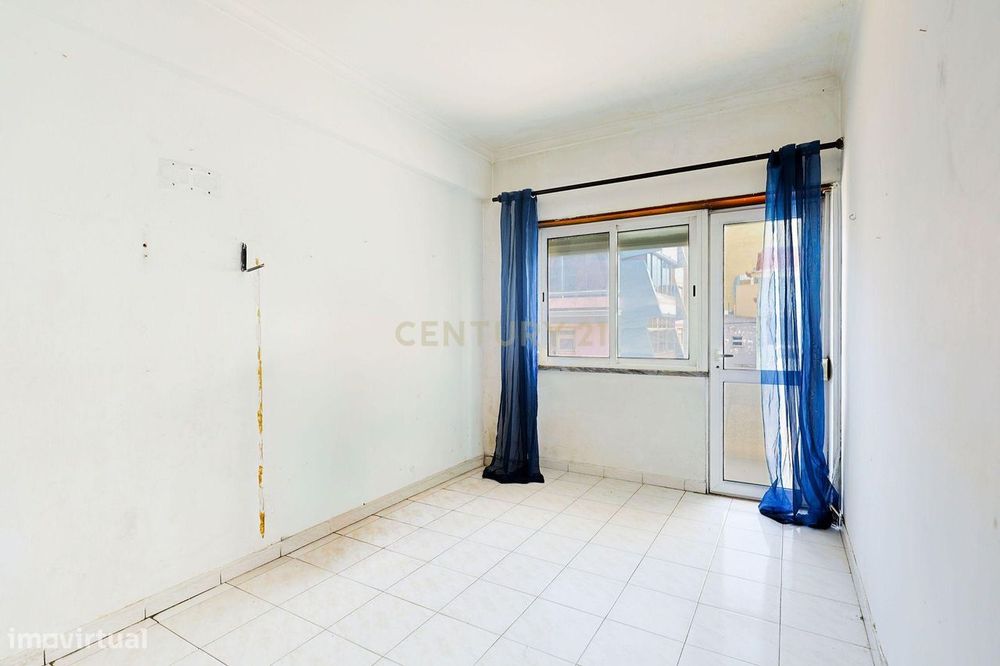 Apartamento T2, com Varanda e Terraço, Centro da Costa de Caparica.