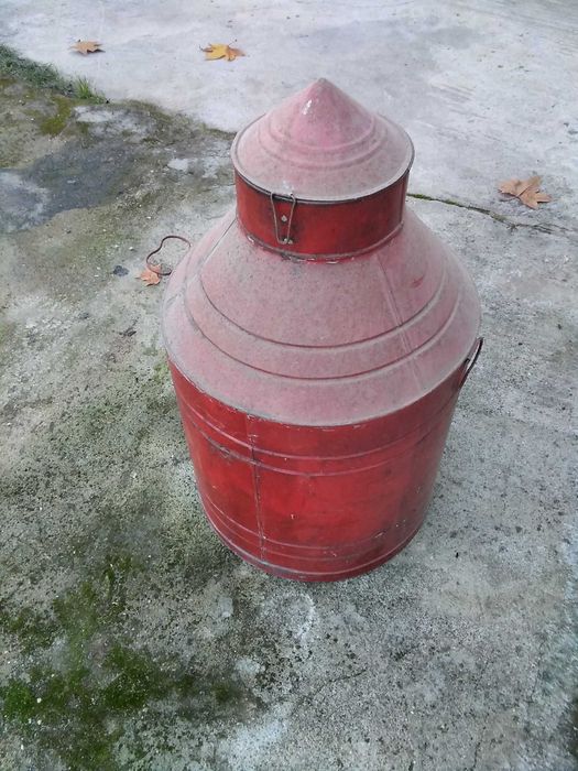 Depósito antigo, em chapa,