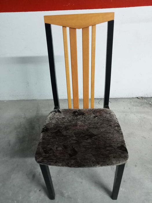 Conjunto de 4 cadeiras com assento em tecido, em bom estado