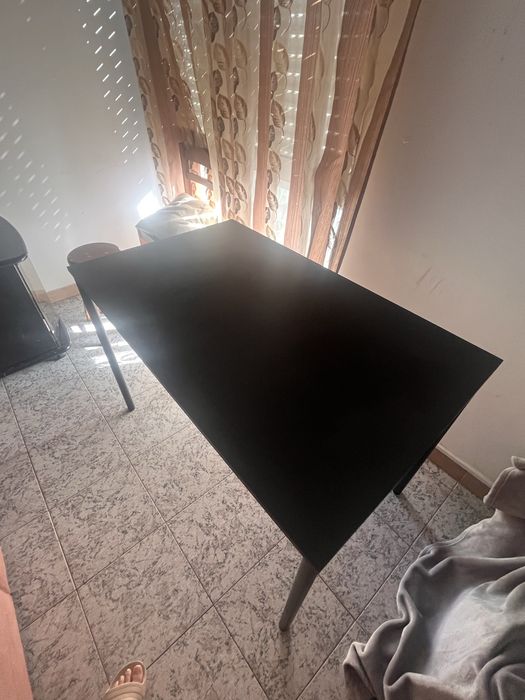 Mesa preta Ikea - excelente estado