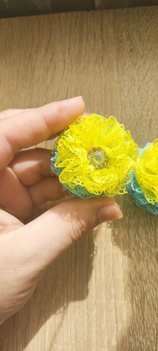 Шкільні бантики з мережева, білого, синього, жовтого. Гумка. Заколка