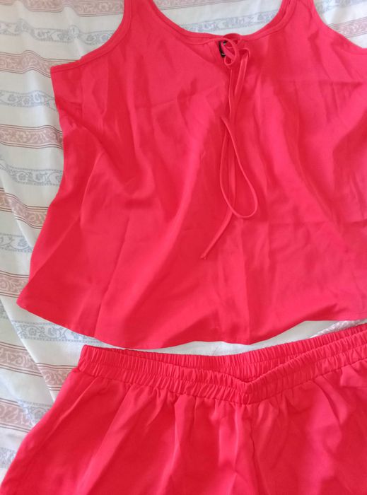 Conjunto de top e calções novo