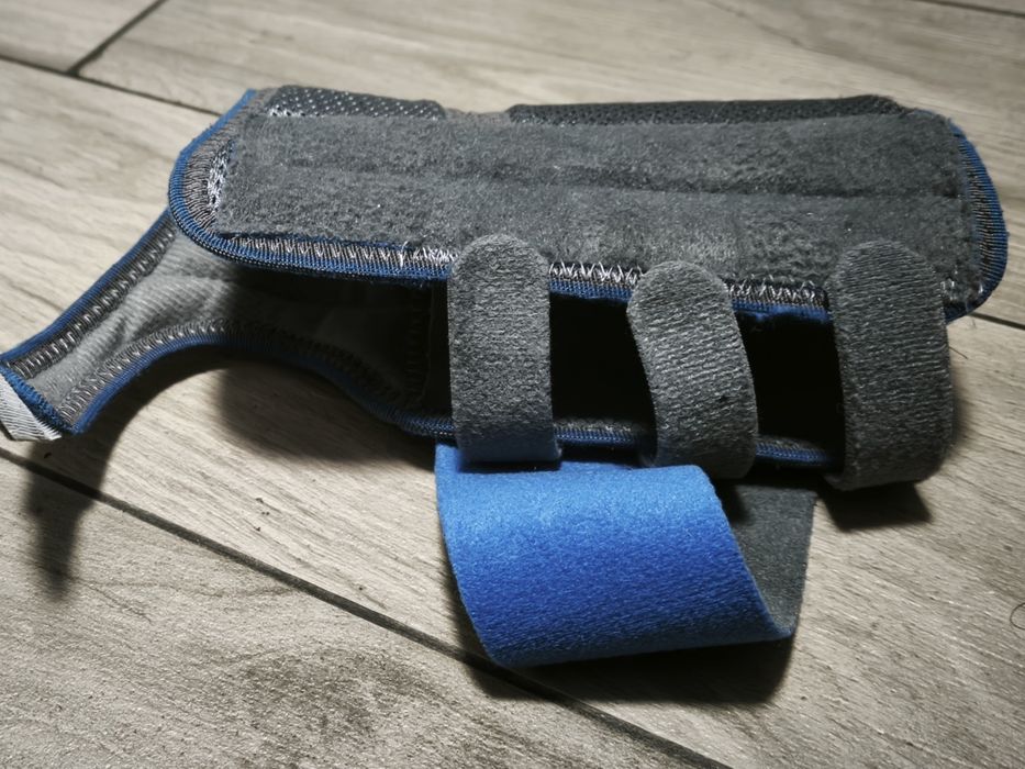 Ортез на праву руку