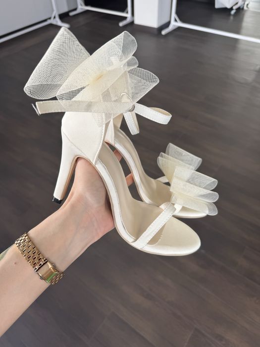 Святкові босоніжки з бантом