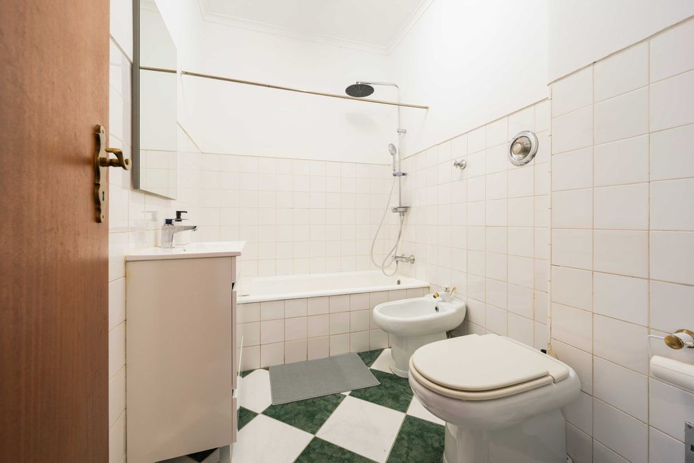 Quarto mobilado com cama de casal | 5 min Metro Pontinha | Ambiente tranquilo