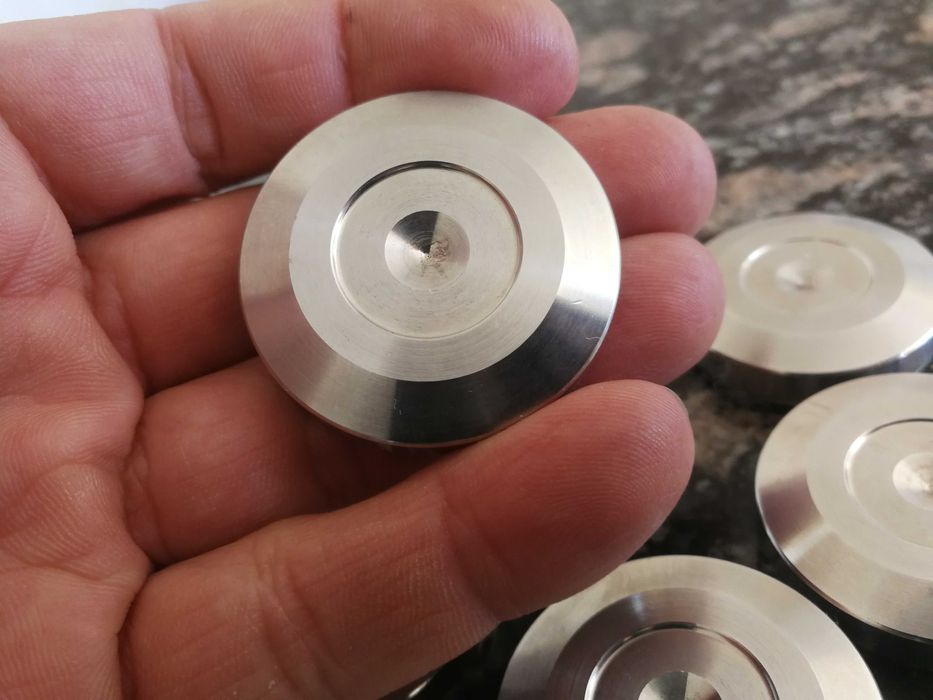 Шипы для акустики или аудиотехники.