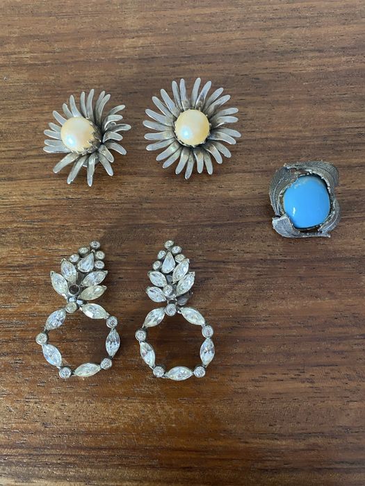 Conjunto de brincos dos anos 50 com mola