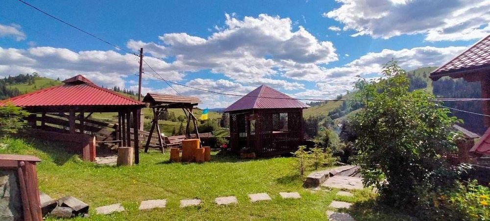 Найкращі краєвиди! Продаж садиби в Яблуниці біля Буковелю. Два будинки на території