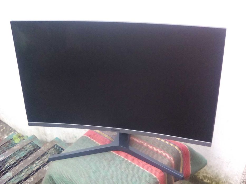 Монитор 27" Samsung C27R500FH