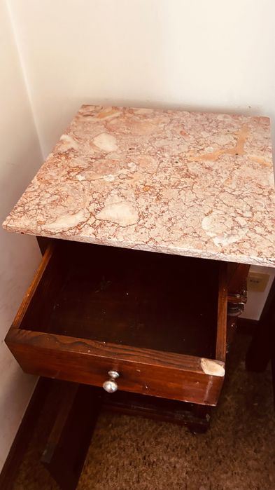 Mesa de cabeceira com tampo em marmore