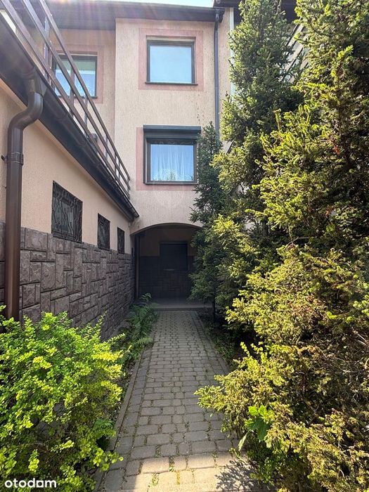 Przestronny dom z ogrodem, garażem w spokojnej i cichej dzielnicy.