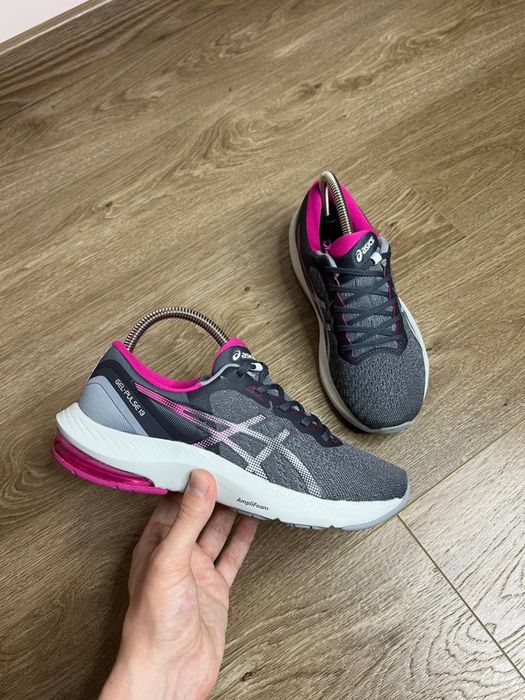 Продам БОМБЕЗНІ жіночі бігові кросівки Asics Gel Pulse 13