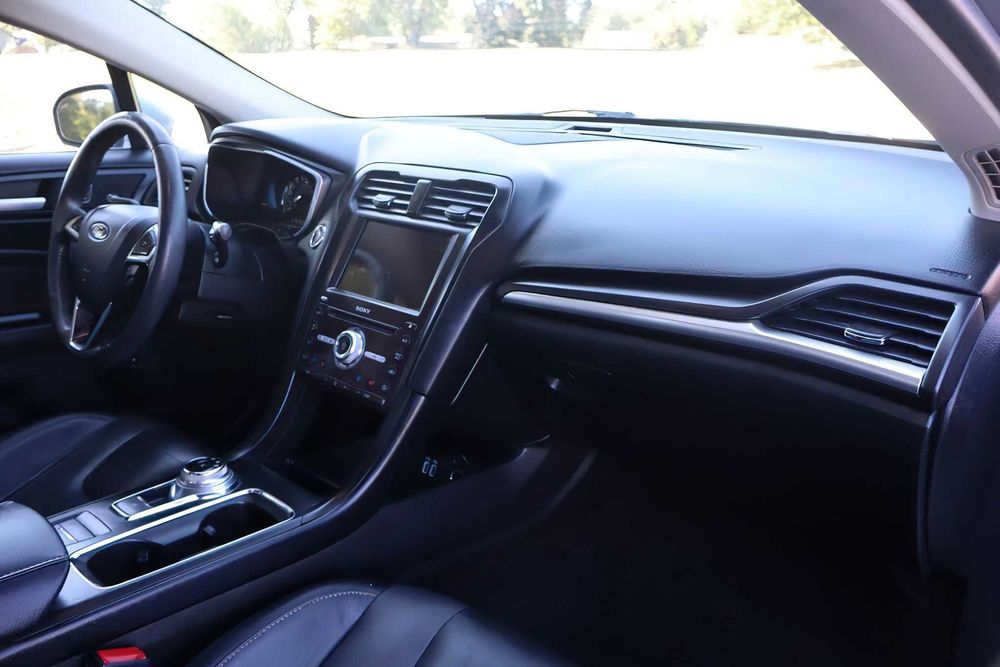 Ford Fusion Titanium Hybrid      2019