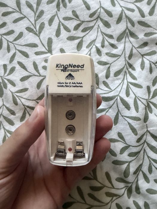 Carregador Compacto de Pilhas Recarregáveis AA / AAA – KingNeed