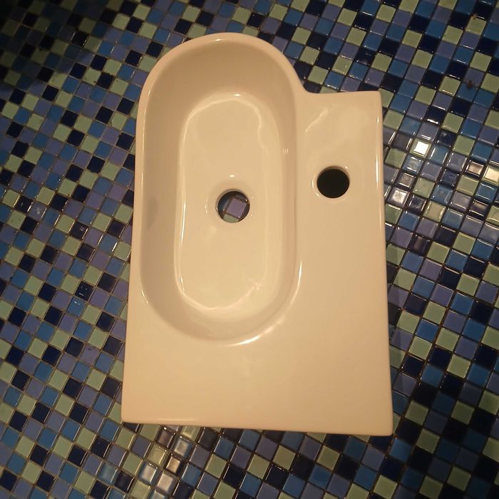 Umywalka ceramiczna ścienna