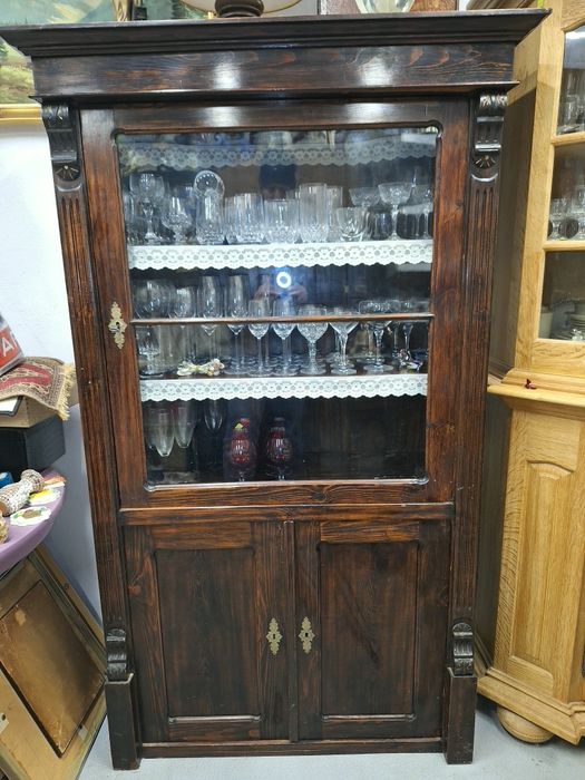 Stary,  drewniany  kredens w stylu biedermeier