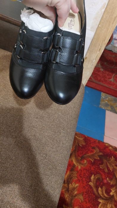 Шкіряні туфлі чорного кольору