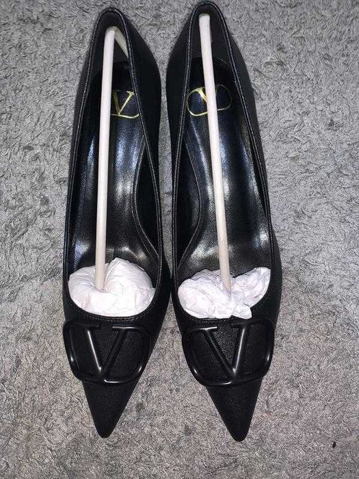 Класичні туфлі лодочки у стилі valentino