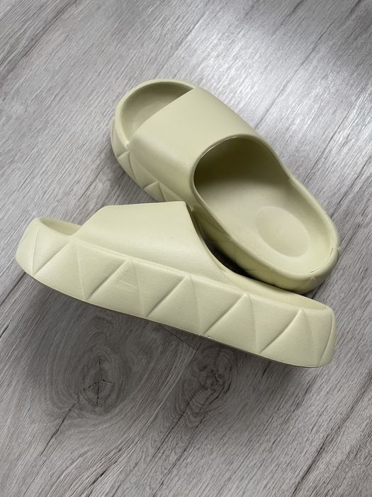 Шльопанці жіночі