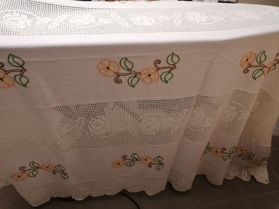 Colcha em linho e bordada a mão