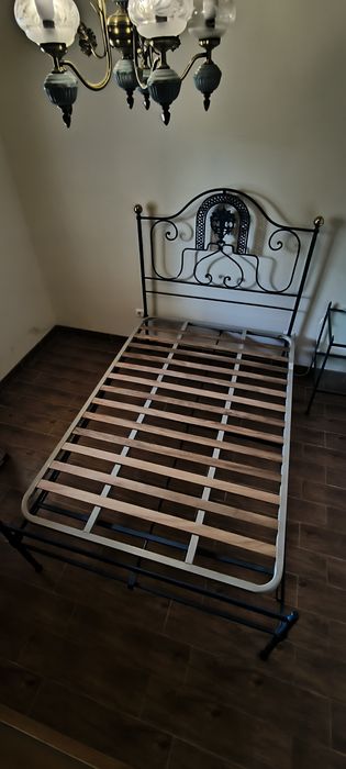 Cama de ferro antiga