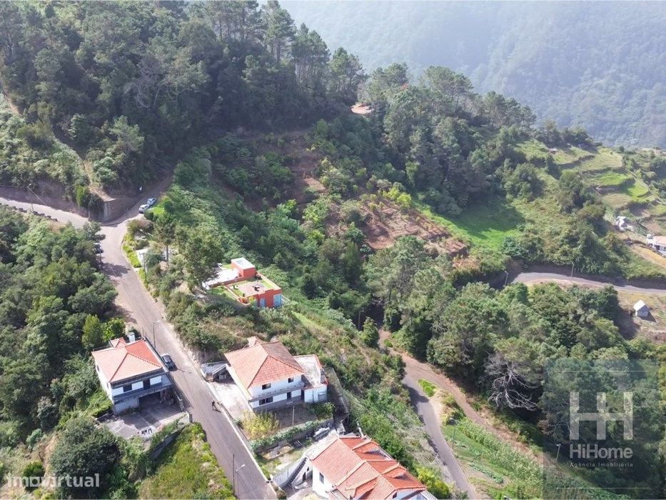 Moradia T5 para Recuperar | Ilha, Santana