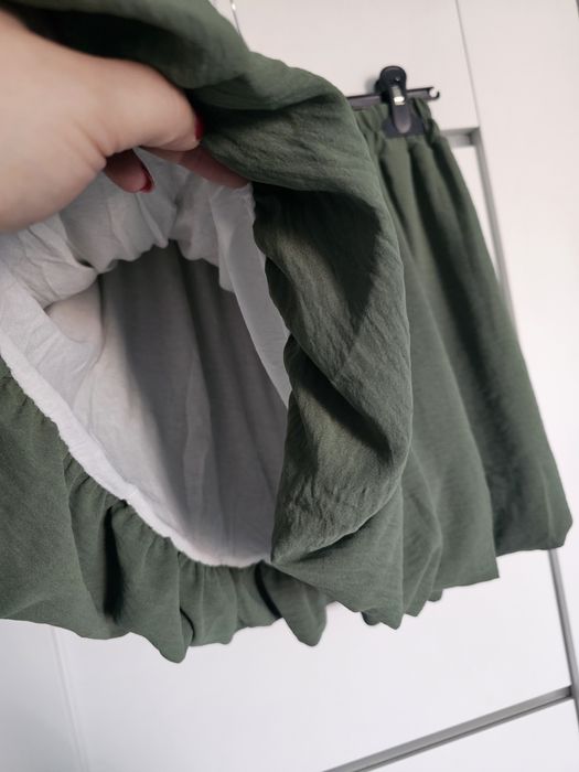 Krótka spódniczka bombka w kolorze khaki
