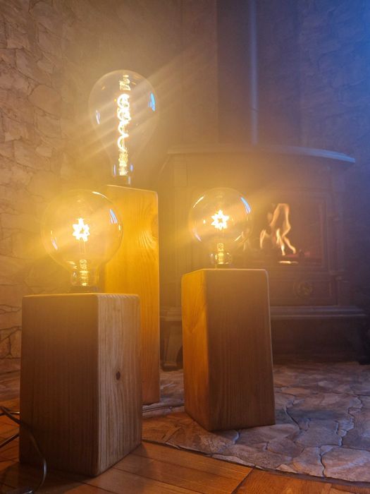 Zestaw lamp z drewnianej bali