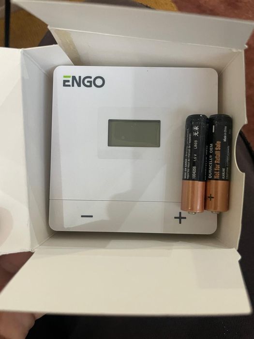 Termostaty pokojowe ENGO Controls EASYBAT – 2 sztuki, biały i czarny